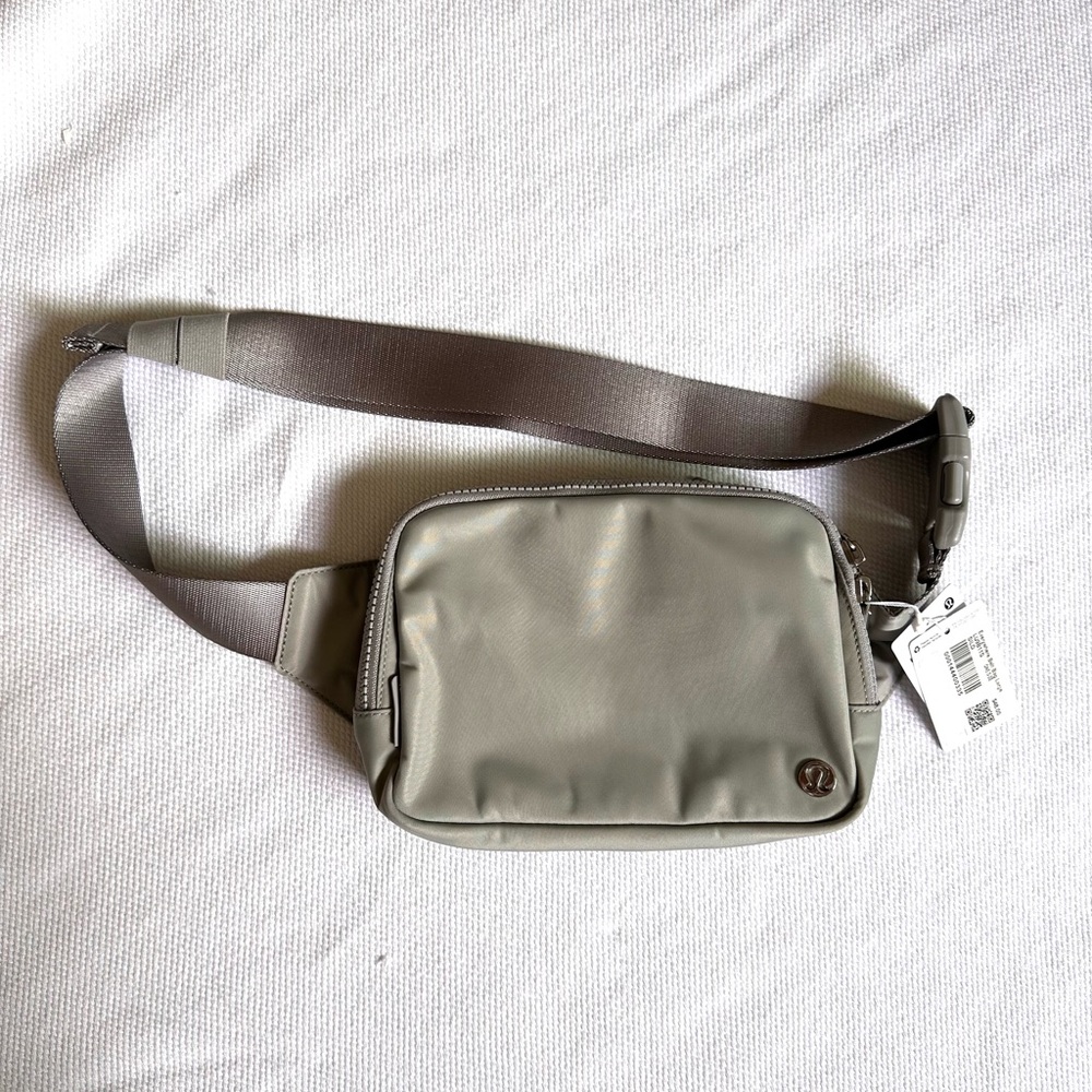 Lululemon Everywhere Bag 2L Silver Drop